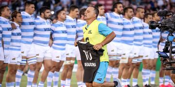 Fernández Miranda retira la camiseta en homenaje a Maradona.