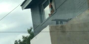 Bebé estaba en la ventana de un departamento del segundo piso. (El Doce)