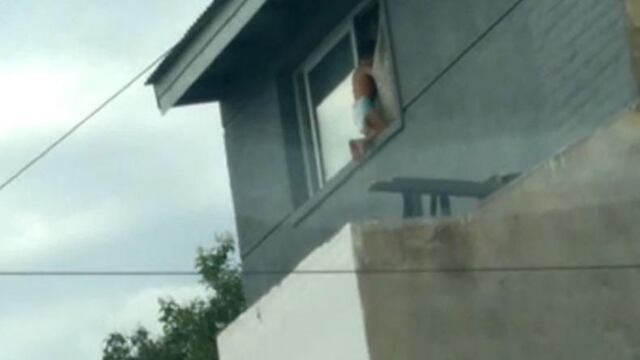 Bebé estaba en la ventana de un departamento del segundo piso. (El Doce)
