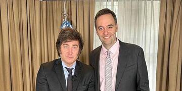 Javier Milei defendió al vocero presidencial de la propuesta de un dirigente radical que lo invitaba a pelear en un ring (Clarín)