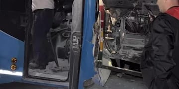 Las imágenes del choque entre los micros de Estudiantes de La Plata.