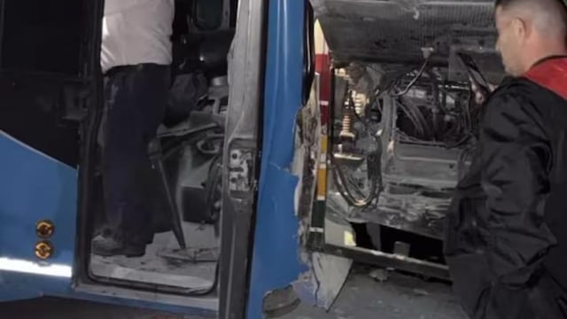 Las imágenes del choque entre los micros de Estudiantes de La Plata.