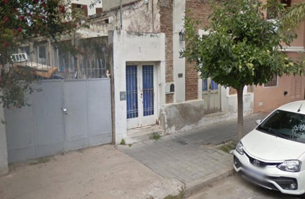 Insólito en Córdoba: intentó robar en una casa, quiso escapar y quedó incrustado en la reja