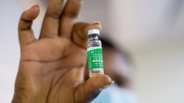 Argentina recibió una partida de 580 mil vacunas Covishield, fabricadas por el Serum Institute de la India. (Erika SANTELICES / AFP)