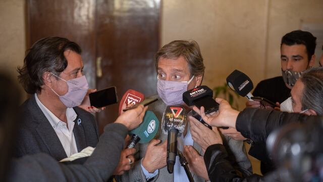 Emir Félix junto al minsitro de Gobierno, Víctor Ibáñez.