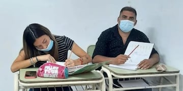 Padre e hija cursan juntos para terminar el secundario.