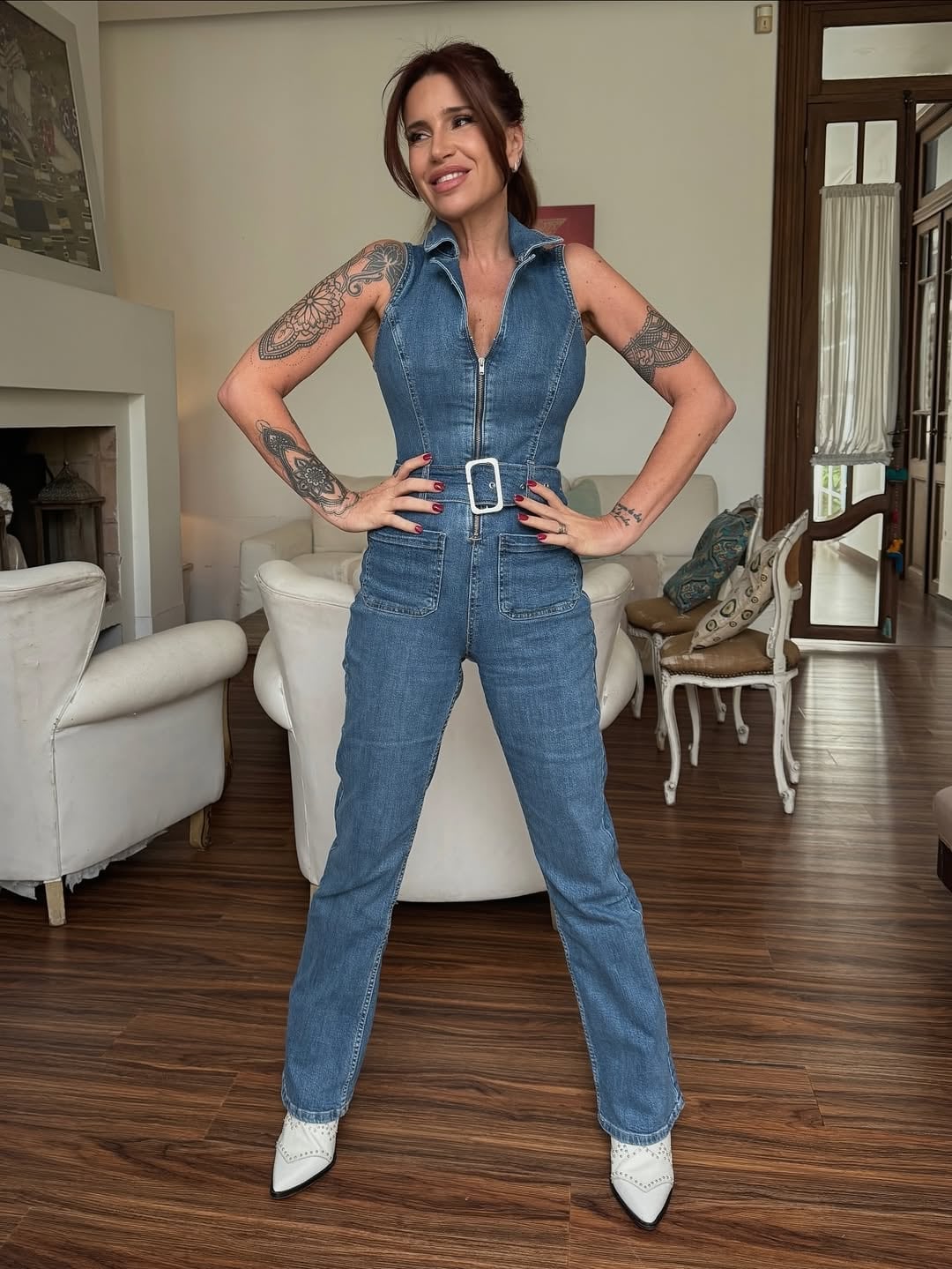 Flor Peña presumió sus curvas en un mono denim a puro escote