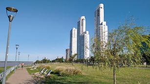 La ciudad amaneció con el cielo despejado y neblina en zonas suburbanas.