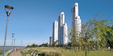 La ciudad amaneció con el cielo despejado y algo de viento desde el sur.