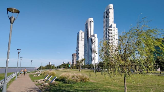 En la costanera central de Rosario se puede disfrutar de jornadas con sol y cielo despejado.