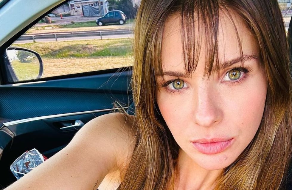 La China Suárez jugó con su cabello y lució un total black rockero con el que dejó ver su piercing de ombligo