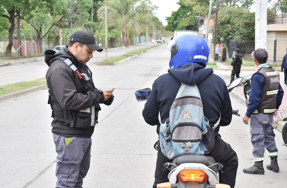 ¿Te vas a arriesgar?: motociclista sin casco, paga multa de $360.300 en Jujuy