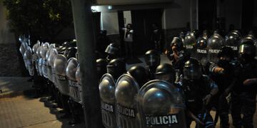 Dos sujetos provocaron a los manifestantes y se produjeron hechos de violencia durante la marchan por el femicidio de Úrsula Bahillo. Gentileza Clarín