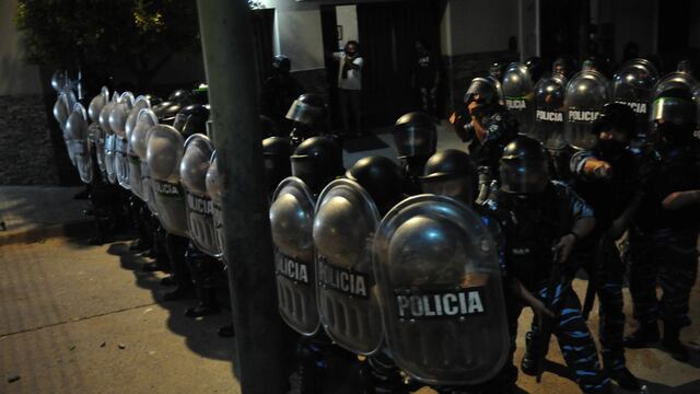 Dos sujetos provocaron a los manifestantes y se produjeron hechos de violencia durante la marchan por el femicidio de Úrsula Bahillo. Gentileza Clarín