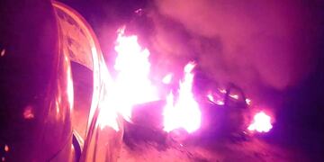 Bomberos de Arroyito sofocaron el incendio de un automóvil