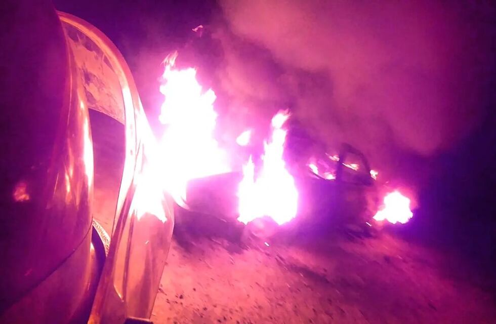 Bomberos de Arroyito sofocaron el incendio de un automóvil por Avenida Manuel Serra