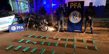 El motociclista que transportaba la marihuana se dio a la fuga.