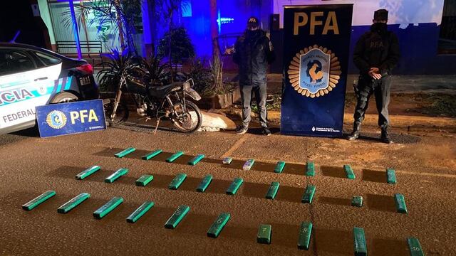 El motociclista que transportaba la marihuana se dio a la fuga.