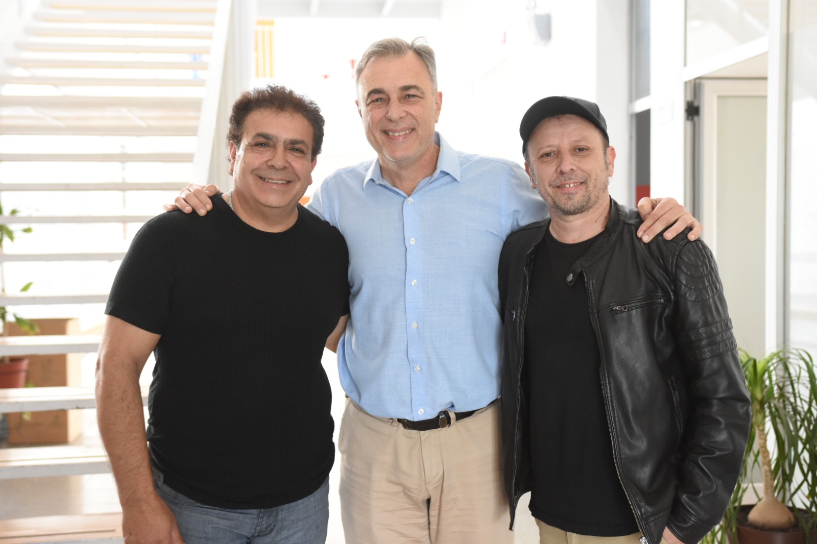 Luis Castellano con Julian Rivero y Ezequiel Fabro, los autores del tango para Rafaela