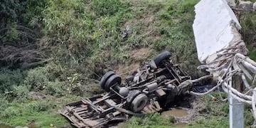Un camión cayó desde un puente a un arroyo en Santa Fe. Encontraron al conductor.