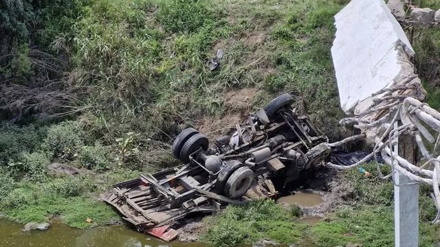 Un camión cayó desde un puente a un arroyo en Santa Fe. Encontraron al conductor.