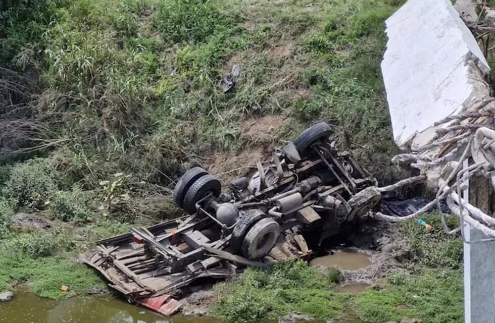 Conmoción: encontraron el cuerpo del cordobés que volcó su camión en un arroyo de Santa Fe