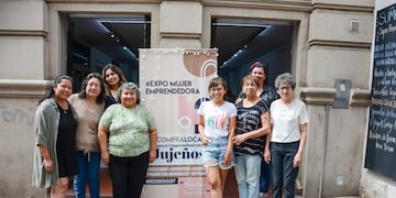 Integrantes de la "Expo Mujer Emprendedora". Una vez al mes exhiben y comercializan sus producciones artesanales en la sala de exposiciones de la Biblioteca Popular, en Belgrano 652, San Salvador de Jujuy.