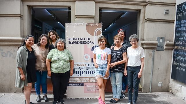Integrantes de la "Expo Mujer Emprendedora". Una vez al mes exhiben y comercializan sus producciones artesanales en la sala de exposiciones de la Biblioteca Popular, en Belgrano 652, San Salvador de Jujuy.