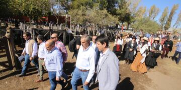 Rarmiro Labay junto al ministro de Economía Enrique Vaquié y Jorge Noguerol, presidente de la Cámara de Comercio de Alvear