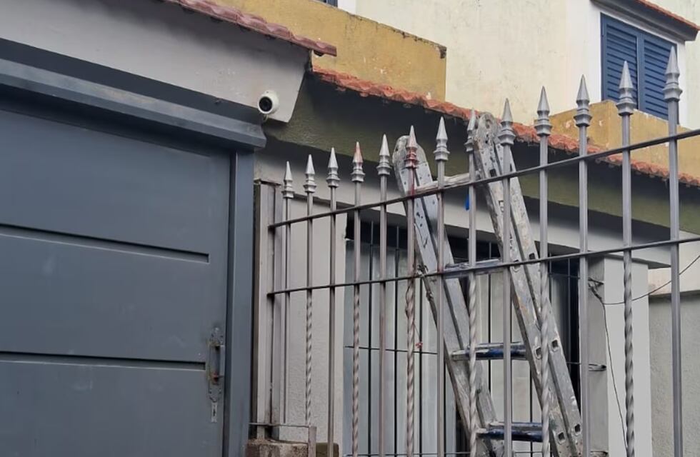 Grave accidente: se cayó del techo y quedó incrustado en una reja en Córdoba