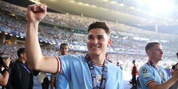 Julián Álvarez celebra el título logrado con Manchester City. (Gentileza Four Four Two).