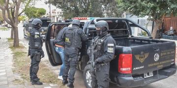 El principal acusado cumple condena por homicidio y cumplía prisión domiciliaria. (FPA)