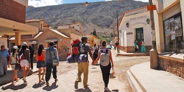 Las calles de Tilcara (Jujuy) se pueblan de viajeros y turistas que arriban para vacacionar. El Museo de Bellas Artes "Fundación Hugo Irureta" que se ve a la derecha, es una de las referencias culturales para el visitante.