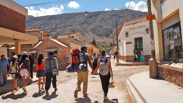 Las calles de Tilcara (Jujuy) se pueblan de viajeros y turistas que arriban para vacacionar. El Museo de Bellas Artes "Fundación Hugo Irureta" que se ve a la derecha, es una de las referencias culturales para el visitante.