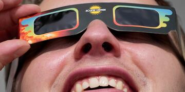 Hombre viendo el eclipse solar.