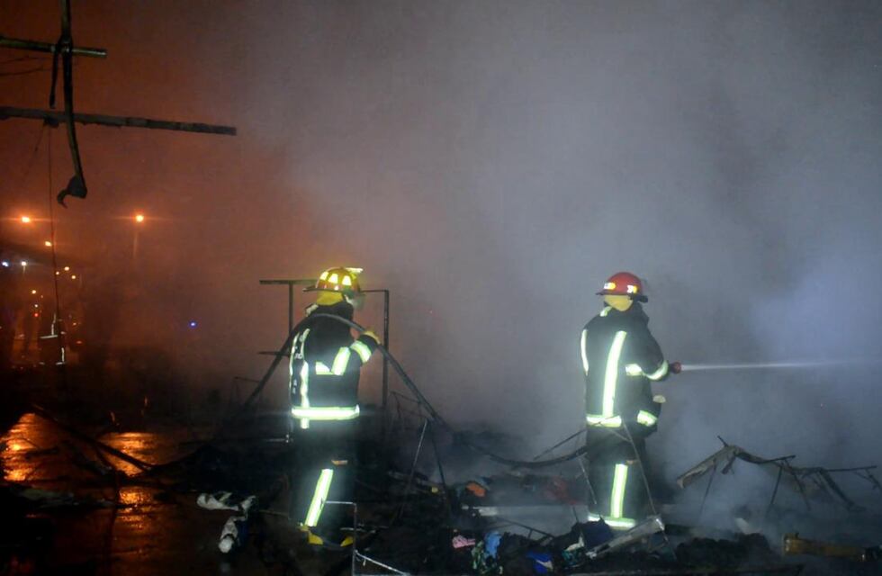 Un incendio destruyó una feria americana en un barrio salteño