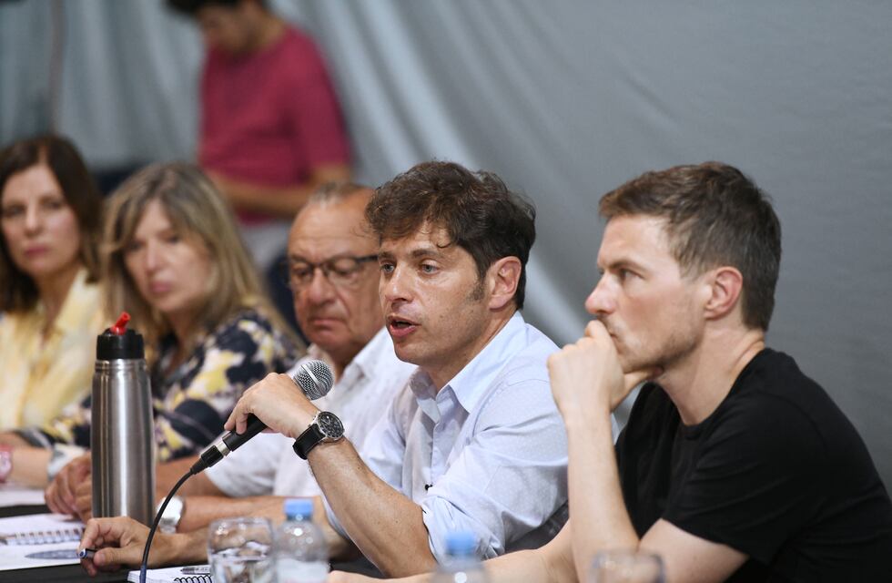 Kicillof se reunió en Claromecó con 15 intendentes y representantes del sector productivo