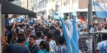La esquina de calles Belgrano y Otero, en el centro comercial de San Salvador de Jujuy, totalmente saturada de hinchas en pleno festejo por el campeonato mundial logrado por la Selección Argentina.