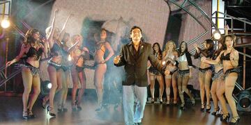 Diego Maradona fue homenajeado en los Premios Martín Fierro 2022. En la imagen, se lo ve en su icónico programa, La Noche del Diez.