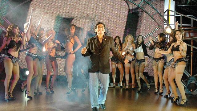 Diego Maradona fue homenajeado en los Premios Martín Fierro 2022. En la imagen, se lo ve en su icónico programa, La Noche del Diez.