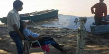 Ante la falta de ambulancias, una embarazada fue trasladada con tubo de oxígeno en canoa desde Chaco hasta Formosa.