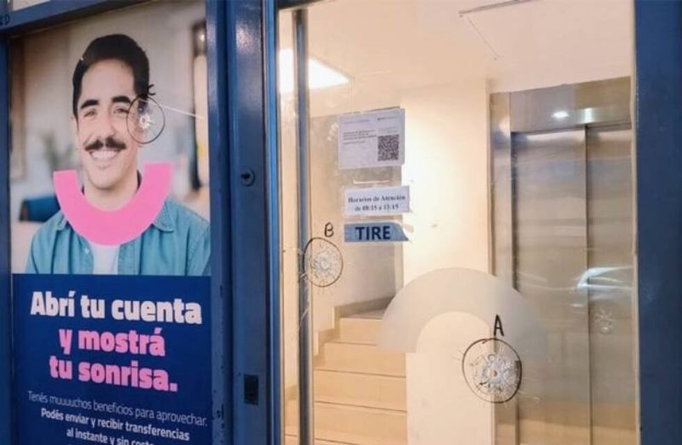 Balearon un banco y dejaron una nota amenazante contra Maximiliano Pullaro en Rosario