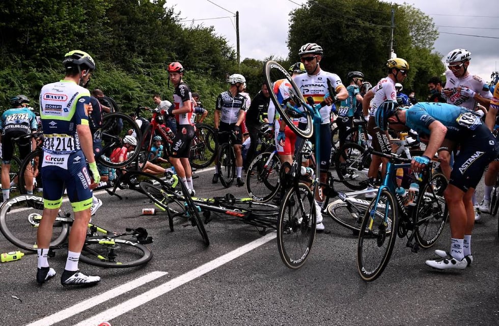 Tour de Francia: detuvieron a la espectadora que provocó la caída masiva