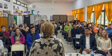 Docentes y estudiantes se capacitan en robótica educativa.