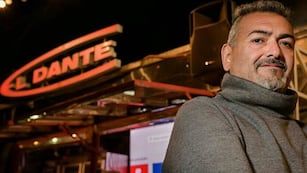 Freddy Salas, la frente de su emblemático carro choripanero. (Instagram @eldantechoripan)