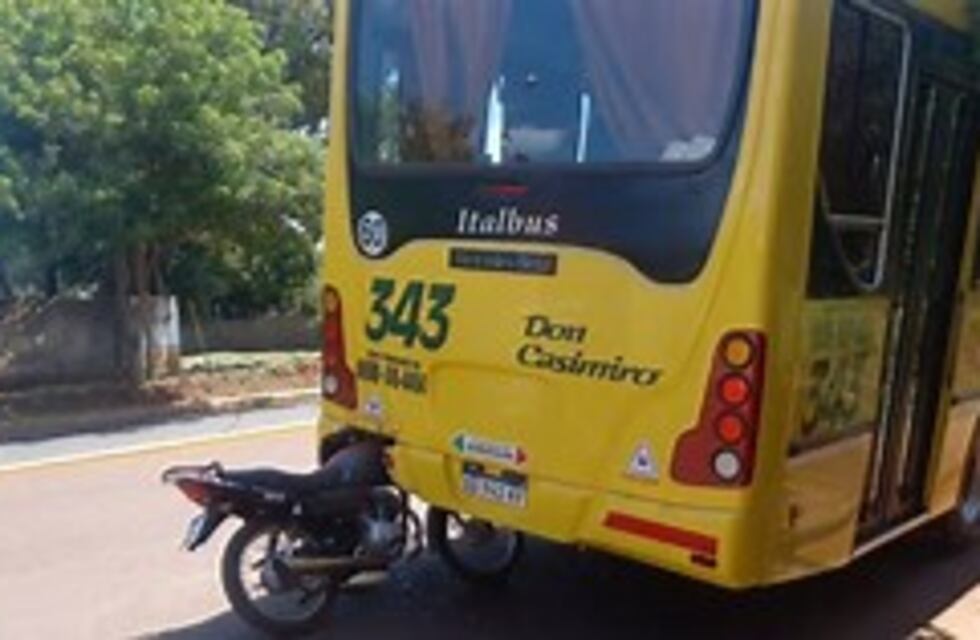 Joven de 17 años se salvó de milagro al chocar contra un colectivo en Posadas