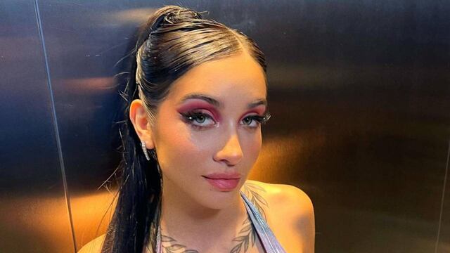 María Becerra deslumbra con un look futurista: mini vestido metalizado y delineado cat eye