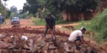 Continúan ejecutando empedrados en varias calles de Puerto Iguazú.
