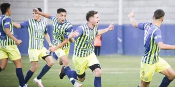 Festejo alocado de Juventud Unida de San Luis luego de golear a Estudiantes.