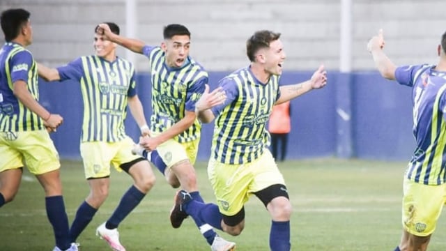 Festejo alocado de Juventud Unida de San Luis luego de golear a Estudiantes.